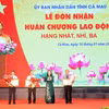 Thừa ủy quyền của Chủ tịch nước, Phó Chủ tịch nước Võ Thị Ánh Xuân trao tặng Huân chương Lao động hạng Nhì cho 3 đồng chí nguyên là lãnh đạo tỉnh Cà Mau. (Ảnh: Huỳnh Anh/TTXVN)