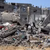 Những tòa nhà bị phá hủy trong các vụ không kích của Israel xuống thành phố Khan Younis, miền Nam Dải Gaza, ngày 12/4/2024. (Ảnh: THX/TTXVN)