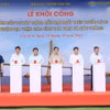 Thủ tướng Phạm Minh Chính và các đại biểu thực hiện nghi thức khởi công Dự án Đầu tư Xây dựng Cầu Đại Ngãi trên Quốc lộ 60. (Ảnh: Dương Giang/TTXVN)