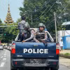 Cảnh sát tuần tra trên đường phố tại Yangon, Myanmar, ngày 19/7/2023. (Ảnh: AFP/TTXVN)