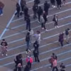 Khách hàng chờ đợi bên ngoài American Dream Mall. (Nguồn: SkyFox)
