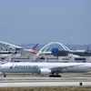 Máy bay của Hãng hàng không American Airlines tại sân bay quốc tế Los Angeles, bang California. (Ảnh: AFP/TTXVN)