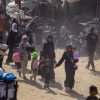 Người dân Palestine sơ tán tránh xung đột tại Khan Younis, Dải Gaza, ngày 2/7/2024. (Ảnh: THX/TTXVN)