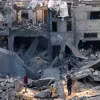 Một tòa nhà bị phá hủy sau cuộc không kích của Israel xuống thành phố Rafah, Dải Gaza ngày 12/2/2024. (Ảnh: AFP/TTXVN)