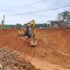 Phương tiện đào múc đất rừng sản xuất trái phép quy mô lớn ở thôn Bến Hà, xã Linh Trường, huyện Gio Linh, tỉnh Quảng Trị. (Ảnh: Nguyên Lý/TTXVN)