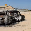 Xe ôtô bị thiêu rụi trong xung đột tại Tripoli, Libya, ngày 16/8/2023. (Ảnh: THX/TTXVN)