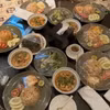 Bàn đồ ăn trong phòng nơi xảy ra vụ án mạng.