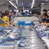 Sản xuất giày xuất khẩu sang thị trường EU. (Ảnh: Trần Việt/TTXVN)