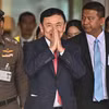 Cựu Thủ tướng Thái Lan Thaksin Shinawatra (giữa) tại sân bay Don Mueang, Bangkok, Thái Lan, ngày 22/8/2023. (Ảnh: AFP/TTXVN)