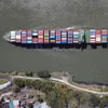Con tàu di chuyển qua Kênh đào Panama tại Panama City. (Ảnh: AFP/TTXVN)