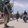 Lực lượng Taliban gác tại hiện trường một vụ tấn công ở Faizabad, tỉnh Badakhshan (Afghanistan). (Ảnh: AFP/TTXVN)