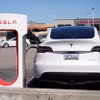 Ôtô điện của hãng Tesla tại bãi đỗ xe ở San Bruno, California, Mỹ, ngày 2/4/2024. (Ảnh: THX/TTXVN)