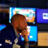 Giao dịch viên tại Sàn chứng khoán New York, Mỹ. (Ảnh: AFP/TTXVN)