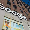Biểu tượng Google tại tòa nhà ở New York, Mỹ. (Ảnh: AFP/TTXVN)