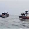 Các lực lượng, phương tiện tham gia tìm kiếm nạn nhân mất tích. (Ảnh: TTXVN phát)