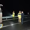 Phó Chủ tịch Ủy ban Nhân dân tỉnh Thừa Thiên-Huế Hoàng Hải Minh (áo đen) kiểm tra hiện trường vụ tại nạn. (Ảnh: TTXVN phát)