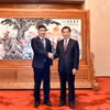 Chủ nhiệm Ủy ban Kinh tế của Quốc hội Vũ Hồng Thanh (trái) và Chủ nhiệm Ủy ban Kinh tế-Tài chính Nhân Đại toàn quốc Trung Quốc Trung Sơn. (Ảnh: Tiến Trung/TTXVN)