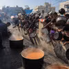 Người dân chờ nhận thực phẩm cứu trợ tại thành phố Rafah, phía Nam Dải Gaza ngày 31/12/2023. (Ảnh: THX/TTXVN)