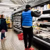 Khách hàng mua sắm tại một siêu thị ở New York. (Nguồn: Xinhua/Getty Images)