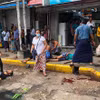 Người dân trợ giúp nạn nhân bị thương sau vụ nổ bom ở thành phố Yangon, Myanmar, ngày 31/5/2022. (Ảnh: AFP/TTXVN) 