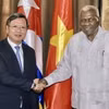 Chủ tịch Quốc hội Cuba Esteban Lazo Hernández và Đại sứ Lê Quang Long (trái). (Ảnh: Mai Phương/TTXVN)
