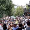 Du khách tham quan khu phố cổ ở Tảo Trang, tỉnh Sơn Đông, Trung Quốc, trong kỳ nghỉ Tết Trung Thu và Quốc khánh, ngày 2/10/2023. (Ảnh: THX/TTXVN)
