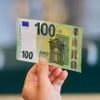 Đồng tiền mệnh giá 100 euro tại Rome, Italy. (Ảnh: AFP/TTXVN)