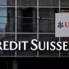 Logo các "đại gia" ngân hàng Thụy Sĩ UBS và Credit Suisse tại Basel. (Ảnh: AFP/TTXVN)