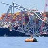 Hiện trường vụ sập cầu Francis Scott Key ở thành phố Baltimore, bang Maryland (Mỹ), sau khi bị tàu chở hàng đâm trúng, ngày 26/4/2024. (Ảnh: AFP/TTXVN)