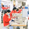 Doanh nghiệp dệt may đẩy mạnh các giải pháp để nâng cao năng suất lao động. (Ảnh: Đức Duy/Vietnam+)