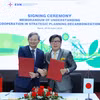 Tổng giám đốc EVN Trần Đình Nhân và Giám đốc điều hành cấp cao JERA Toshiro Kudama ký kết Biên bản ghi nhớ. (Ảnh: PV/Vietnam+)