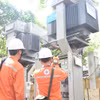 Nhân viên EVN kiểm tra thiết bị điện. (Ảnh: PV/Vietnam+)