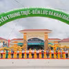 Đại diện Bộ ngành Trung ương và địa phương cùng nhà trường, đơn vị tài trợ thực hiện nghi lễ cắt băng khánh thành. (Ảnh: Vietnam+)