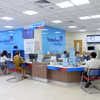 Khách hàng giao dịch tại VietinBank. (Ảnh: PV/Vietnam+)