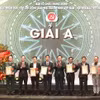 Chủ tịch Quốc hội Vương Đình Huệ và Thường trực Ban Bí thư Võ Văn Thưởng trao giải A cho các tác giả, nhóm tác giả. (Ảnh: Phương Hoa/TTXVN)