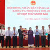 Các lãnh đạo tỉnh Lai Châu tặng hoa chúc mừng ông Lê Văn Lương được bầu chức danh Chủ tịch Ủy ban Nhân dân tỉnh Lai Châu nhiệm kỳ 2021-2026. (Ảnh: Quý Trung/TTXVN)