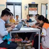 Các bác sỹ họp đánh giá, xác minh ca bệnh tại Trạm Y tế xã Tân Hưng và Tân Phước. (Nguồn: Báo Bình Phước)