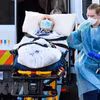 Nhân viên y tế chuyển bệnh nhân COVID-19 tại Melbourne, Australia. (Ảnh: AFP/TTXVN)