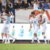 Hendrio (ngoài cùng bên phải) ghi bàn gỡ hòa 1-1 cho Thép Xanh Nam Định trước đội khách Sông Lam Nghệ An. (Ảnh: TXNĐ)