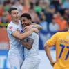 Câu lạc bộ Thép Xanh Nam Định (áo trắng) chính thức lên ngôi vô địch V-League 2023-2024 sau chiến thắng 5-1 trước đội khách Khánh Hòa. (Ảnh: Minh Quyết/TTXVN)