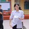 Thí sinh rời trường thi sau buổi thi môn Tiếng Anh. (Ảnh: PV/Vietnam+)