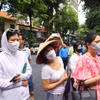 Phụ huynh 'nín thở' chờ tin con trong ngày thi tốt nghiệp THPT thứ hai
