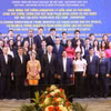 Thủ tướng Phạm Minh Chính và Thủ tướng Singapore Lý Hiển Long với thanh niên hai nước. (Ảnh: Dương Giang/TTXVN)
