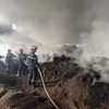Lực lượng chức năng khống chế đám cháy. (Nguồn: Yên Bái 24h)