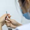Chuẩn bị tiêm vaccine phòng cúm. (Ảnh: Minh Quyết/TTXVN)