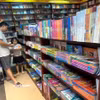 Phụ huynh và học sinh chọn mua sách. (Nguồn: Vietnam+)