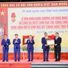 Chủ tịch Ủy ban Nhân dân tỉnh Thái Nguyên trao Quyết định của Thủ tướng Chính phủ công nhận huyện Định Hóa đạt chuẩn Nông thôn mới năm 2023. (Ảnh: Trần Trang/TTXVN)