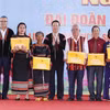 Chủ tịch nước Võ Văn Thưởng tặng quà cho cán bộ quản lý, giáo dục, giáo viên tiêu biểu và đồng bào uy tín. (Ảnh: Thống Nhất/TTXVN)