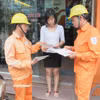 Nhân viên EVN hướng dẫn khách hàng sử dụng điện tiết kiệm, hiệu quả. (Ảnh: evn)
