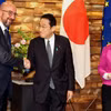 Chủ tịch Hội đồng châu Âu Charles Michel (trái) bắt tay Thủ tướng Nhật Bản Fumio Kishida trước cuộc hội đàm tại Tokyo (Nhật Bản), ngày 12/5/2022. (Nguồn: reuters.com)